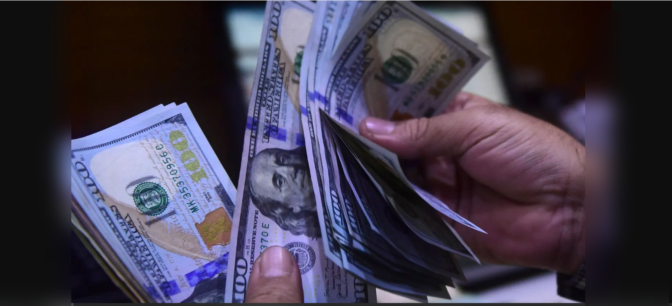 استقرار سعر صرف الدولار مقابل الدينار العراقي اليوم الاثنين في بغداد وانخفاضه في أربيل 2 استقرار سعر صرف الدولار مقابل الدينار العراقي اليوم الاثنين في بغداد وانخفاضه في أربيل