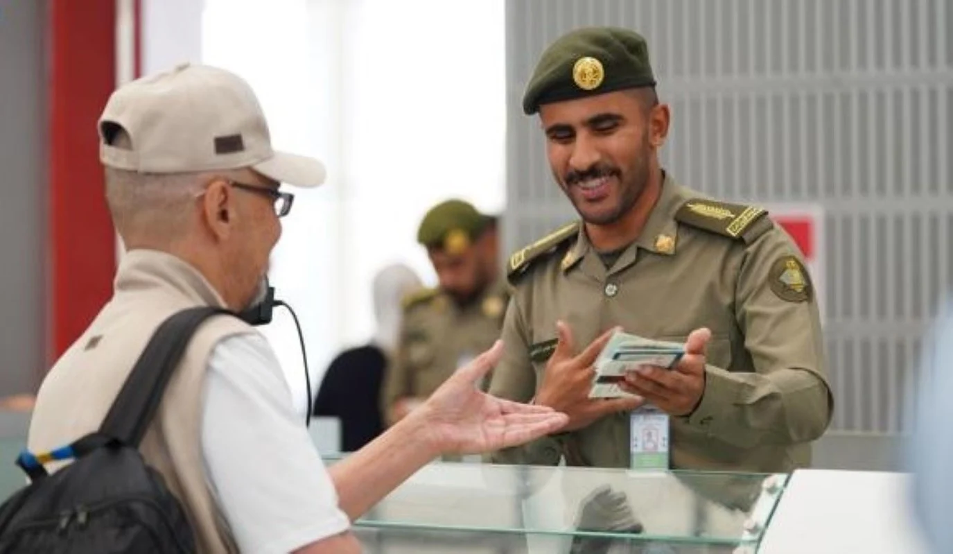 خطوات الاستعلام عن بيانات موظف وافد في السعودية برقم الإقامة عبر منصة أبشر الإلكترونية بسهولة ودقة 2 خطوات الاستعلام عن بيانات موظف وافد في السعودية برقم الإقامة عبر منصة أبشر الإلكترونية بسهولة ودقة