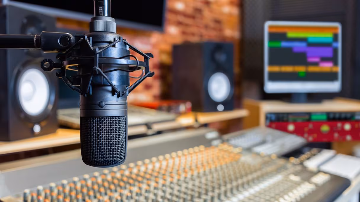 "الآن في أيديكم رسميًا" إنطلاق راديو السعودية Saudi Radio لمستخدمي الهواتف الذكية يغير قواعد الاستماع 2 “الآن في أيديكم رسميًا” إنطلاق راديو السعودية Saudi Radio لمستخدمي الهواتف الذكية يغير قواعد الاستماع