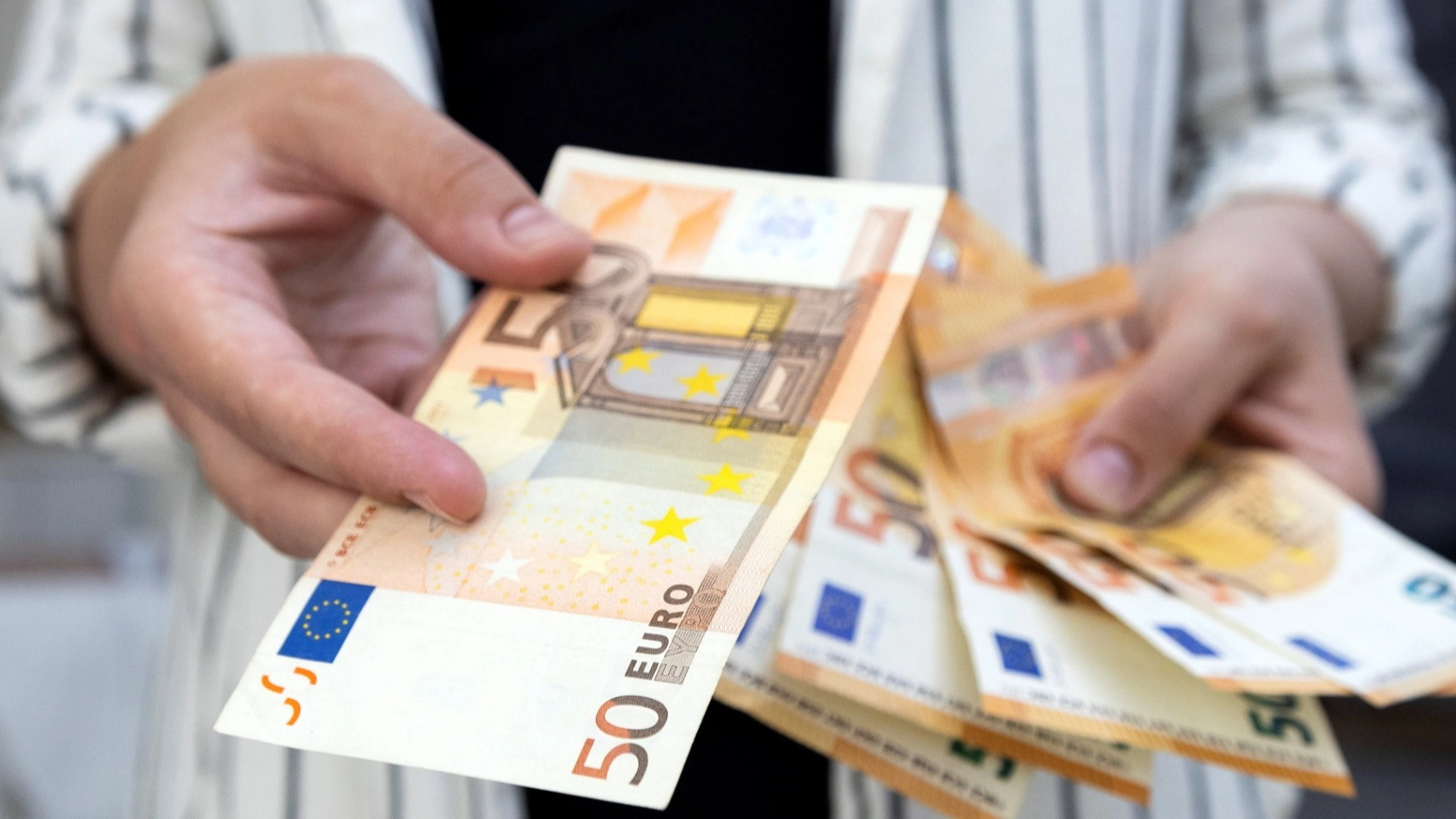 تحركات غير متوقعة.. سعر 100 يورو بالدينار الجزائري في السوق السوداء اليوم 2 تحركات غير متوقعة.. سعر 100 يورو بالدينار الجزائري في السوق السوداء اليوم