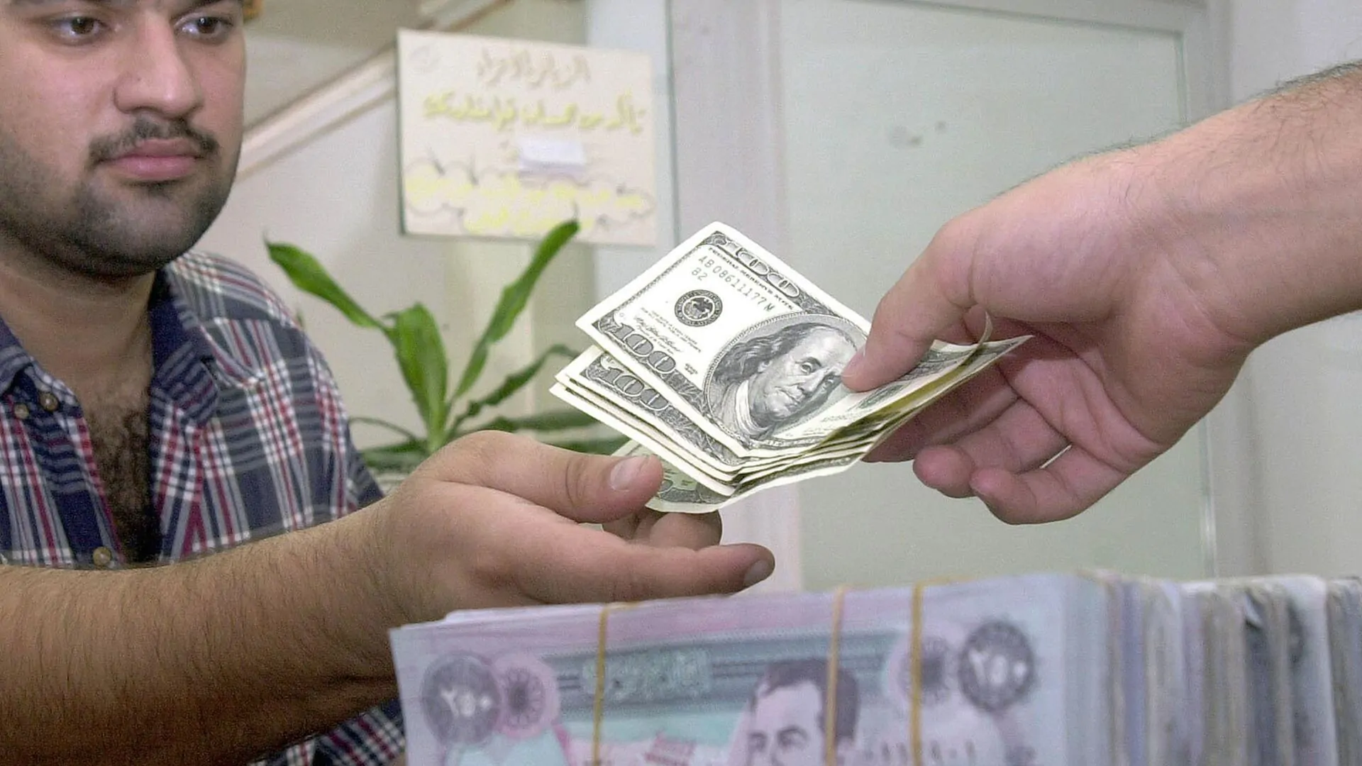 قفزة سريعة.. سعر 100 دولار في العراق اليوم الجمعة 6 ديسمبر 2024 في بغداد وأربيل في البورصة والسوق 2 قفزة سريعة.. سعر 100 دولار في العراق اليوم الجمعة 6 ديسمبر 2024 في بغداد وأربيل في البورصة والسوق