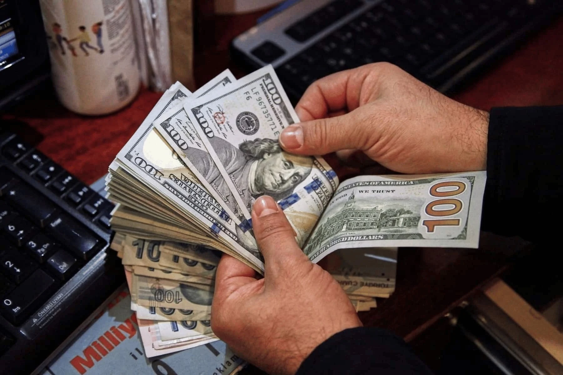 استقرار سعر صرف الدولار مقابل الدينار العراقي اليوم الثلاثاء 3 ديسمبر 2024 وارتفاعه في أربيل 2 استقرار سعر صرف الدولار مقابل الدينار العراقي اليوم الثلاثاء 3 ديسمبر 2024 وارتفاعه في أربيل