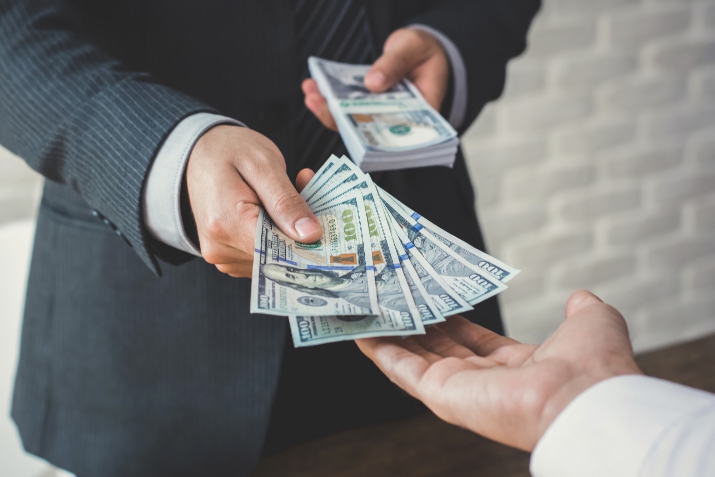 تراجع ام استقرار؟ سعر الدولار مقابل الليرة السورية اليوم الجمعة 13 ديسمبر 2024 في السواق السوداء 2 تراجع ام استقرار؟ سعر الدولار مقابل الليرة السورية اليوم الجمعة 13 ديسمبر 2024 في السواق السوداء