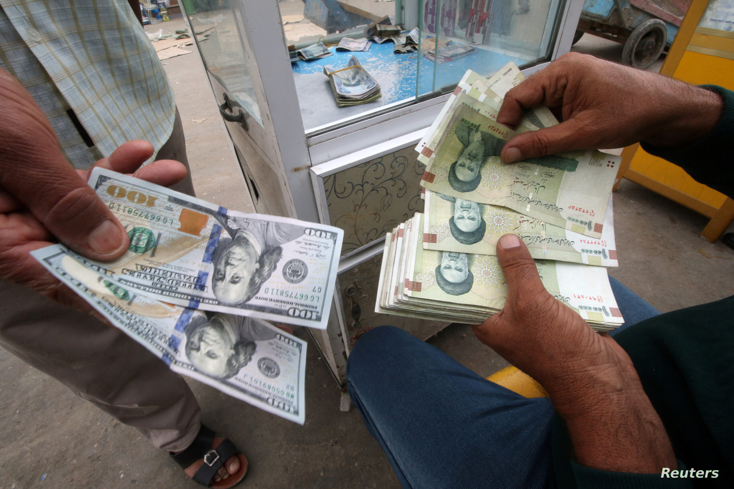 تراجع حاد مستمر في سعر 100 دولار في العراق اليوم الثلاثاء 10 ديسمبر 2024 في البورصة والسوق 2 تراجع حاد مستمر في سعر 100 دولار في العراق اليوم الثلاثاء 10 ديسمبر 2024 في البورصة والسوق