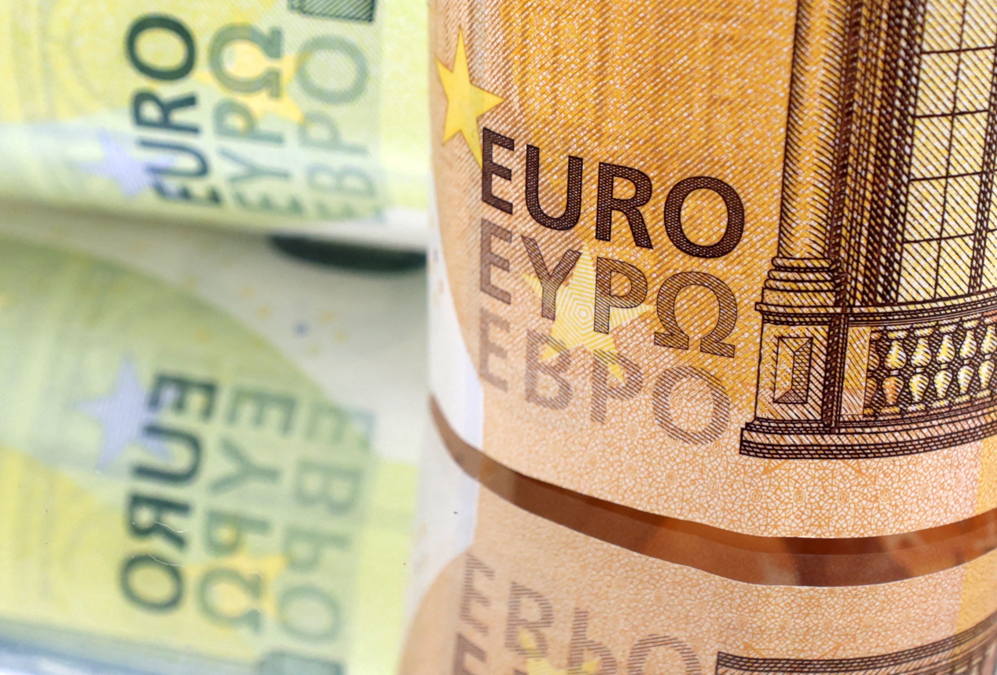 ثبات في سعر 100 يورو بالدينار الجزائري السوق الرسمي وارتفاع في الموازي اليوم الأربعاء 11 ديسمبر 2024 2 ثبات في سعر 100 يورو بالدينار الجزائري السوق الرسمي وارتفاع في الموازي اليوم الأربعاء 11 ديسمبر 2024