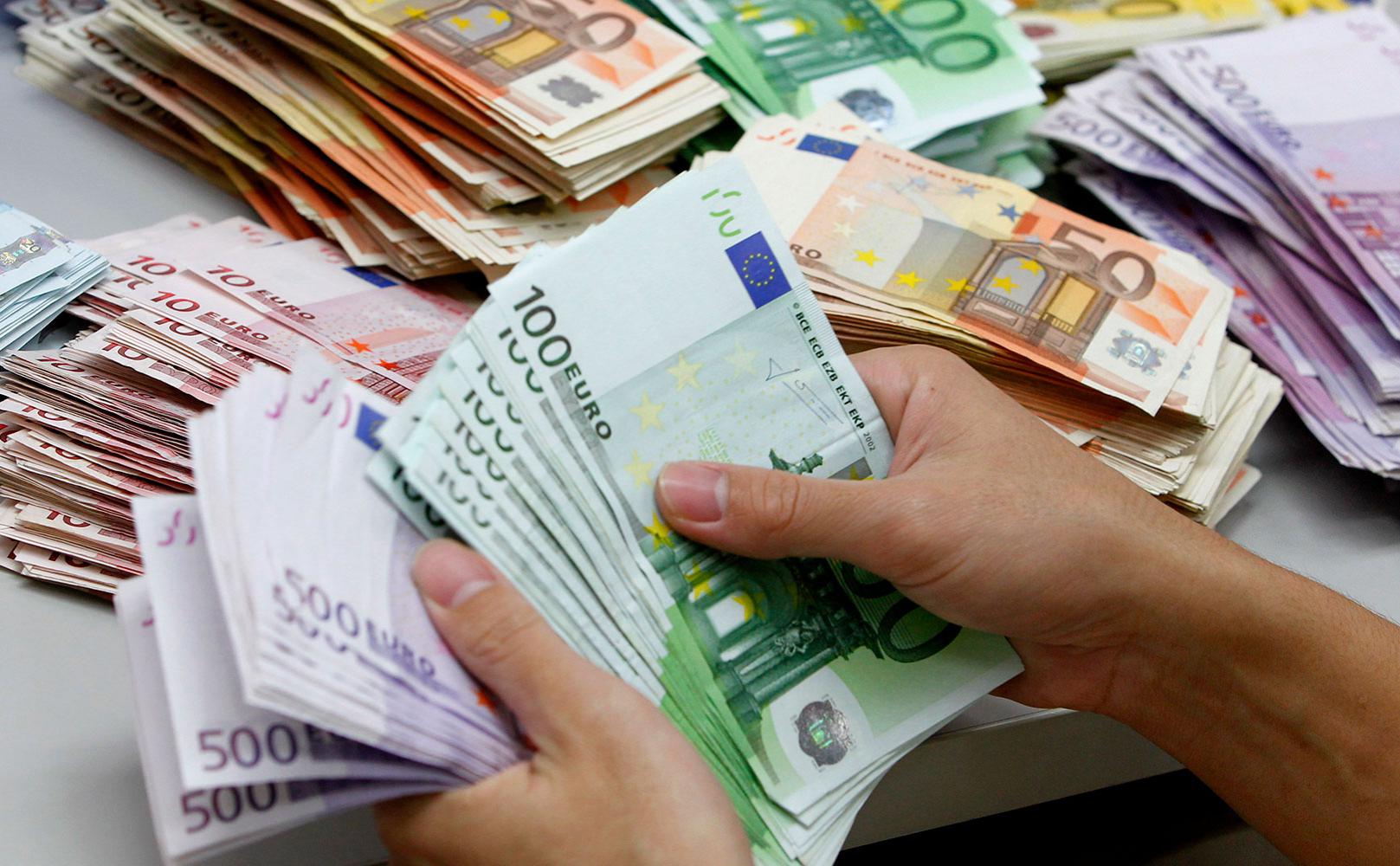 الأوروبي مولعها ... سعر صرف 100 يورو مقابل الدينار الجزائري اليوم الاثنين 23 ديسمبر 2024 في السوق السوداء "بورصة السكوار" تعود للعمل بقوة 2 الأوروبي مولعها … سعر صرف 100 يورو مقابل الدينار الجزائري اليوم الاثنين 23 ديسمبر 2024 في السوق السوداء “بورصة السكوار” تعود للعمل بقوة