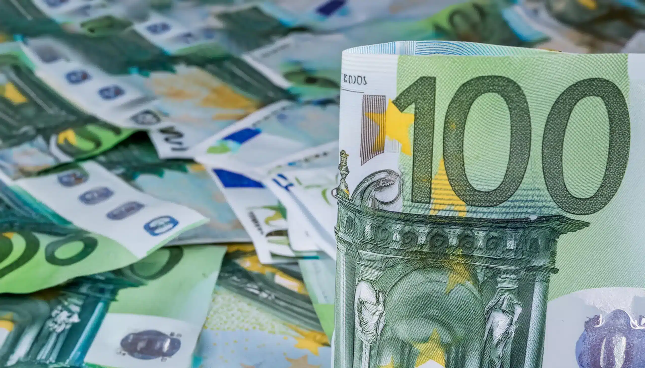 بعد تراجعه سابقًا.. ثبات سعر 100 يورو بالدينار الجزائري في السوق السوداء اليوم الأربعاء 18 ديسمبر 2024 2 بعد تراجعه سابقًا.. ثبات سعر 100 يورو بالدينار الجزائري في السوق السوداء اليوم الأربعاء 18 ديسمبر 2024