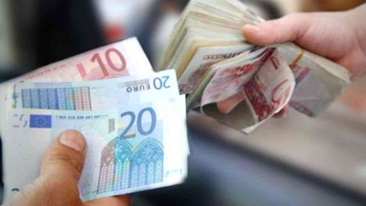 بعد الانخفاض الأخير.. سعر 100 يورو بالدينار الجزائري في السوق السوداء اليوم الاثنين 16 ديسمبر 2024 2 بعد الانخفاض الأخير.. سعر 100 يورو بالدينار الجزائري في السوق السوداء اليوم الاثنين 16 ديسمبر 2024