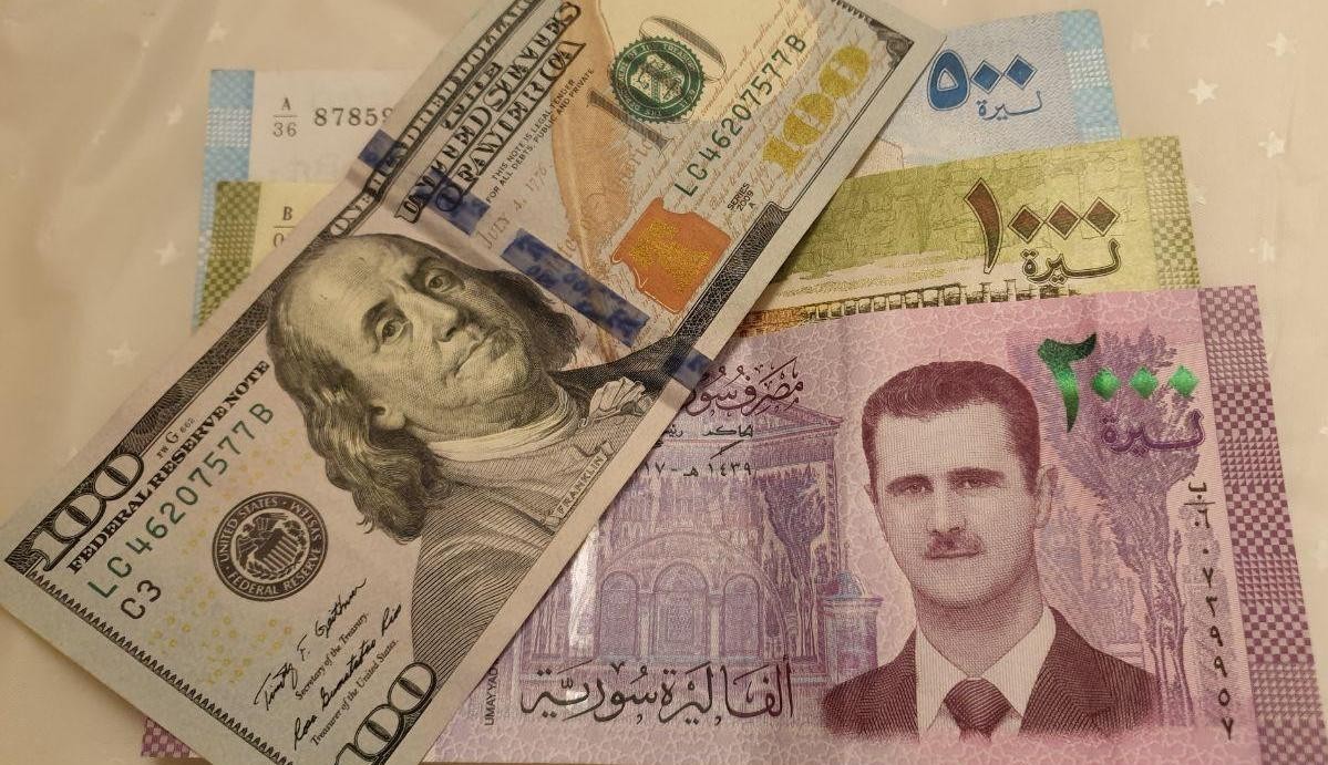 تحديث جديد سعر الليرة السورية مقابل الدولار في السوق السوداء اليوم بعد الخسائر المتتالية 2 تحديث جديد سعر الليرة السورية مقابل الدولار في السوق السوداء اليوم بعد الخسائر المتتالية
