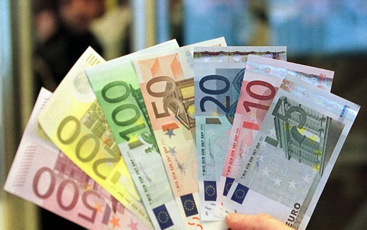 استقرار في سعر 100 يورو بالدينار الجزائري في السوق السوداء والرسمي اليوم السبت 7 ديسمبر 2024 2 استقرار في سعر 100 يورو بالدينار الجزائري في السوق السوداء والرسمي اليوم السبت 7 ديسمبر 2024