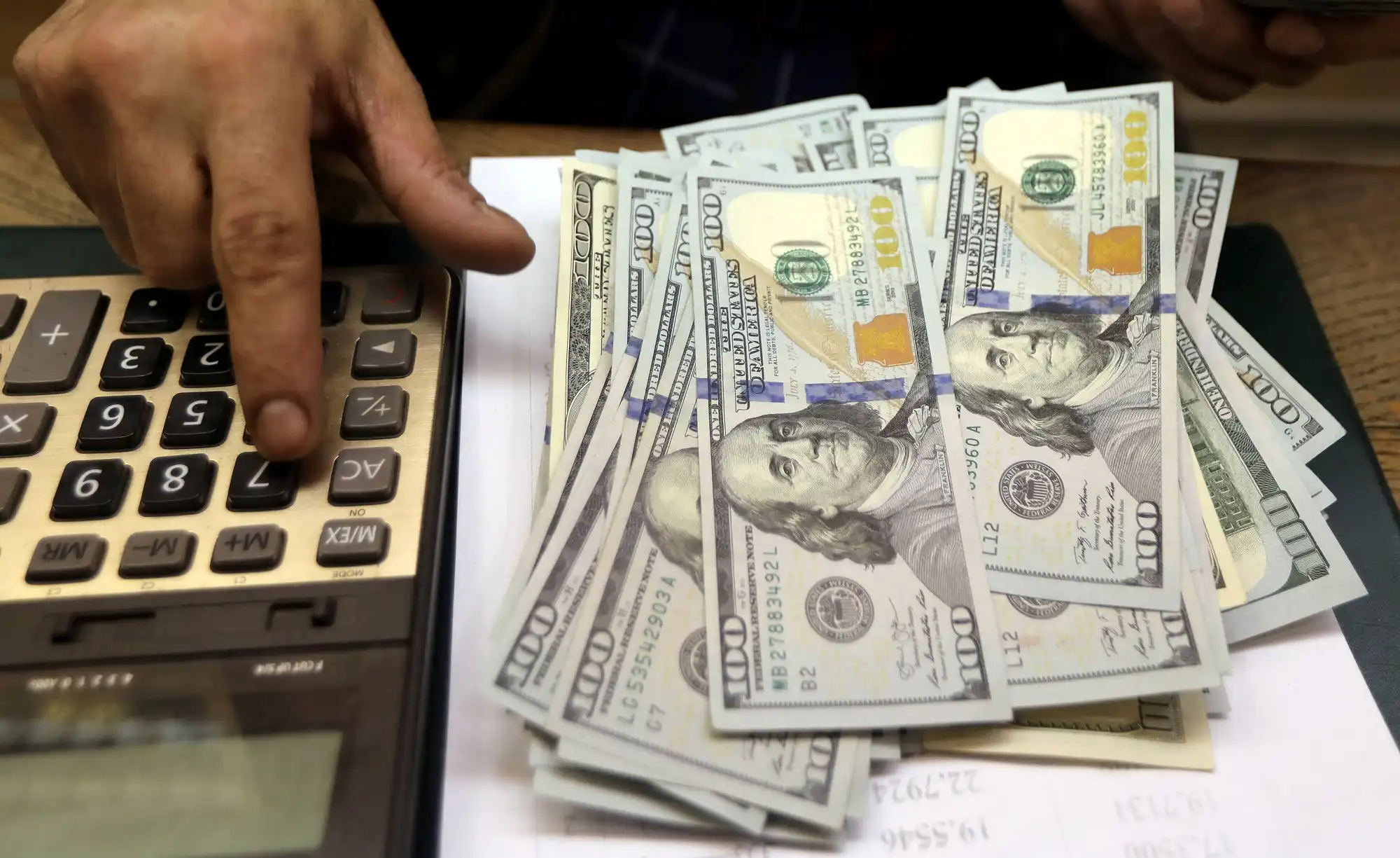 ارتفاع جنوني في سعر 100 دولار في العراق اليوم الثلاثاء 24 ديسمبر 2024 في سوقي بغداد وأربيل 2 ارتفاع جنوني في سعر 100 دولار في العراق اليوم الثلاثاء 24 ديسمبر 2024 في سوقي بغداد وأربيل