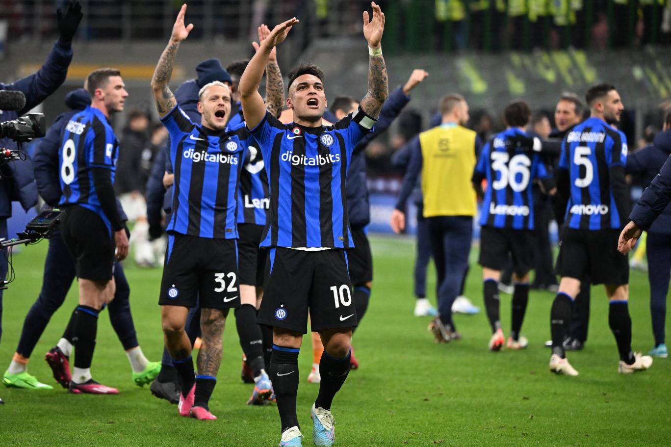 إنتر ميلان يقدم عرضاً مغرياً بقيمة 20 مليون يورو لضم حارس مرمى مميز من الدوري الإنجليزي 2 إنتر ميلان يقدم عرضاً مغرياً بقيمة 20 مليون يورو لضم حارس مرمى مميز من الدوري الإنجليزي