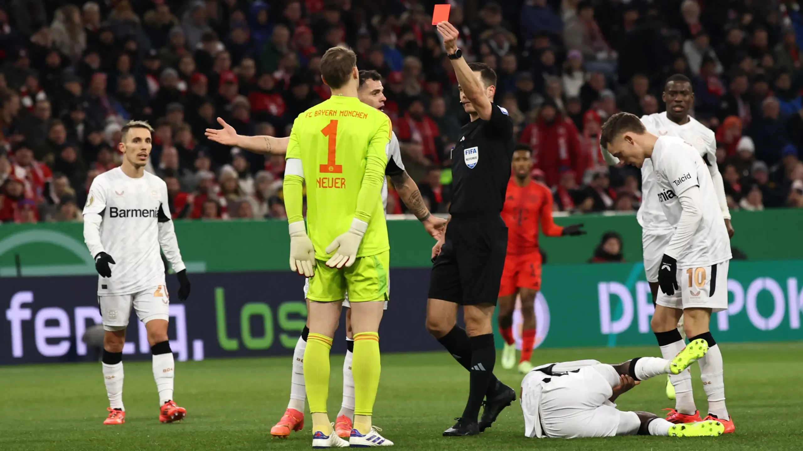 لأول مرة في تاريخه.. الحارس الألماني مانويل نوير يتلقى بطاقة حمراء أمام فريق باير ليفركوزن 2 لأول مرة في تاريخه.. الحارس الألماني مانويل نوير يتلقى بطاقة حمراء أمام فريق باير ليفركوزن