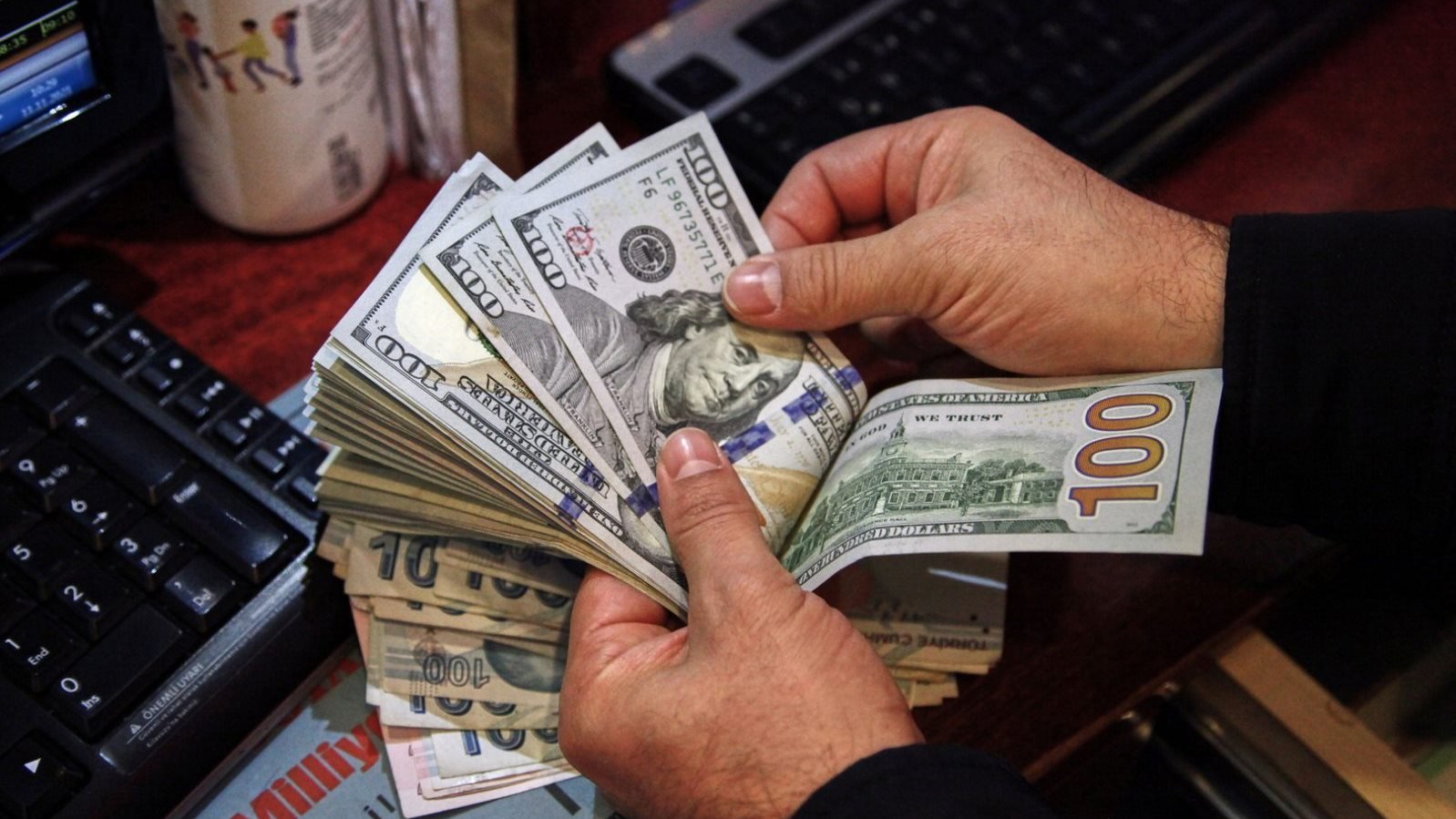 ارتفاع طفيف.. سعر صرف الدولار مقابل الدينار العراقي اليوم الجمعة 13 ديسمبر في بغداد وأربيل 2 ارتفاع طفيف.. سعر صرف الدولار مقابل الدينار العراقي اليوم الجمعة 13 ديسمبر في بغداد وأربيل