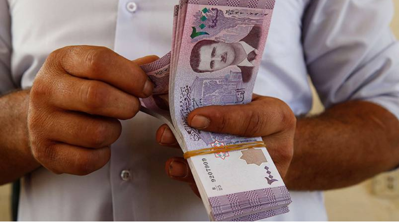 بـزيادة 20% ... سعر الدولار مقابل الليرة السورية اليوم في السوق السوداء والبنك المصرفي السوري تراجع الليرة وزيادة الطلب 2 بـزيادة 20% … سعر الدولار مقابل الليرة السورية اليوم في السوق السوداء والبنك المصرفي السوري تراجع الليرة وزيادة الطلب