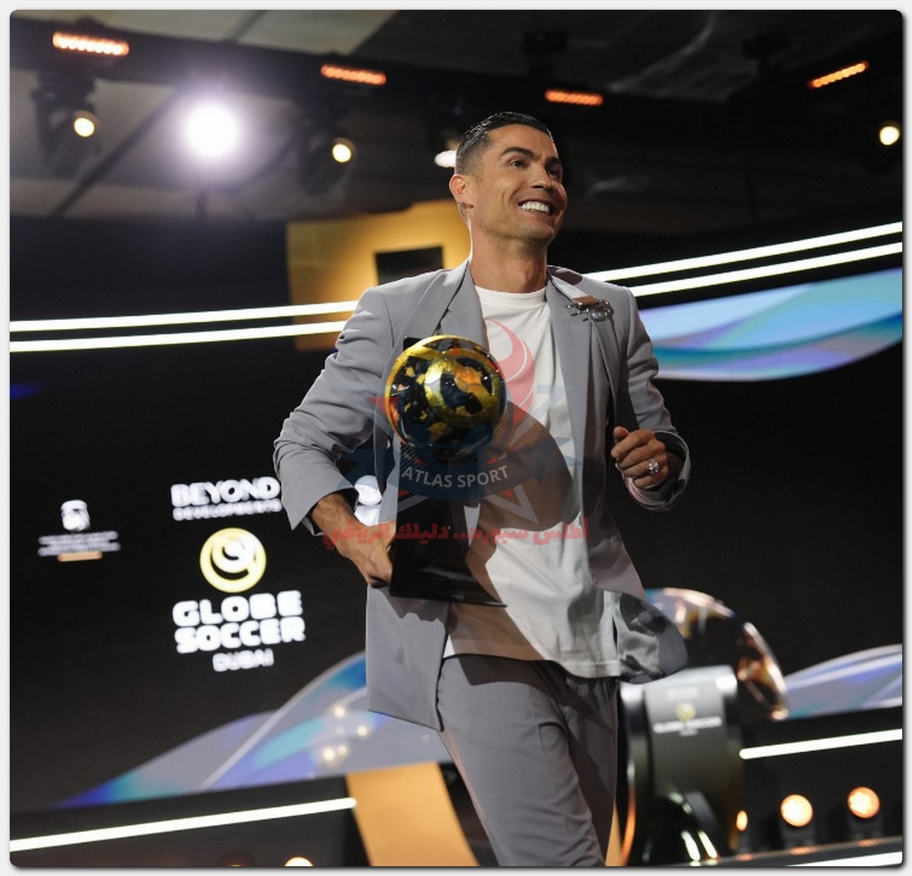 رونالدو يحصد جائزة أفضل لاعب في الشرق الأوسط لعام 2024 مقدمة من جلوب سوكر 2 رونالدو يحصد جائزة أفضل لاعب في الشرق الأوسط لعام 2024 مقدمة من جلوب سوكر