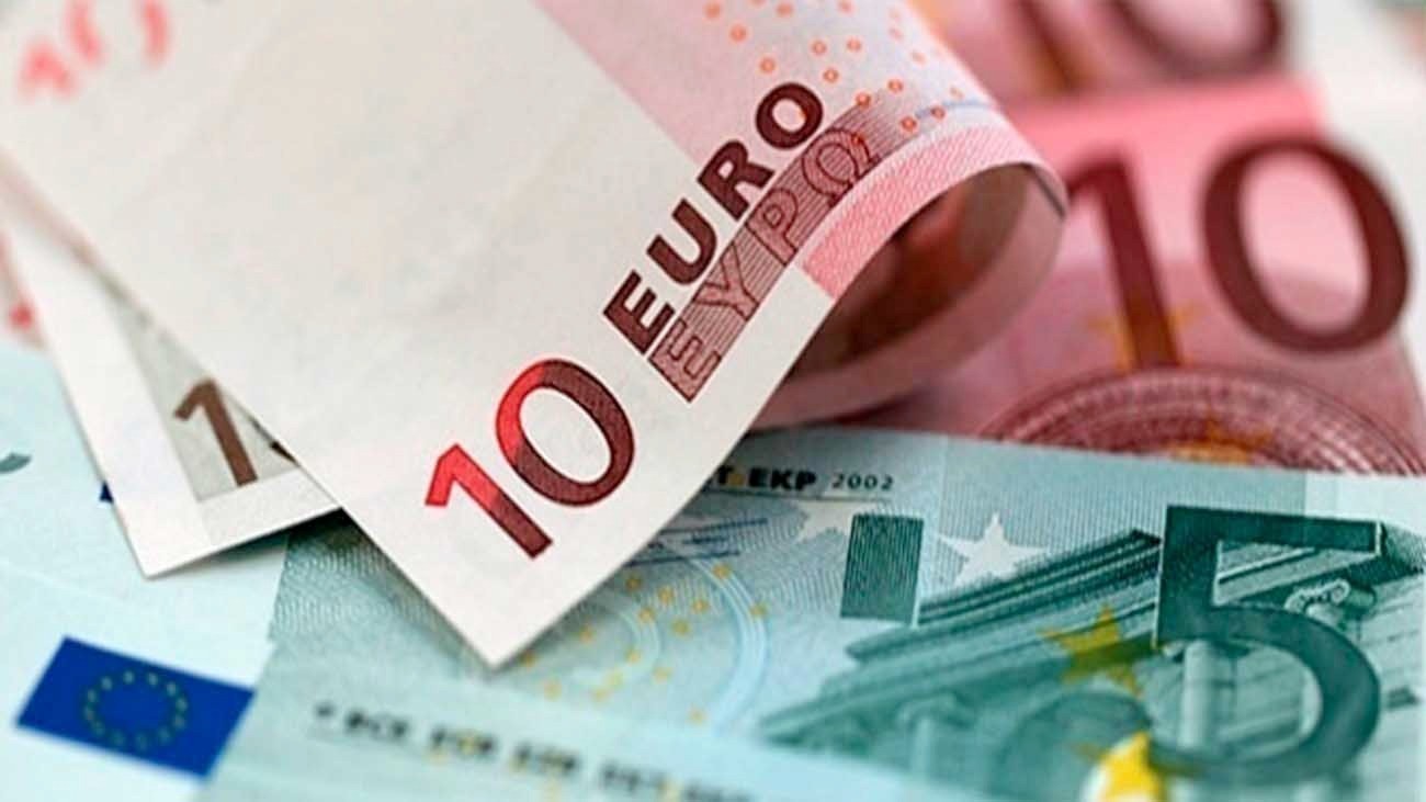 "وصل كام؟" سعر 100 يورو مقابل الدينار الجزائري اليوم - تفاصيل الأسعار المحدثة من السوق الجزائرية 2 “وصل كام؟” سعر 100 يورو مقابل الدينار الجزائري اليوم – تفاصيل الأسعار المحدثة من السوق الجزائرية