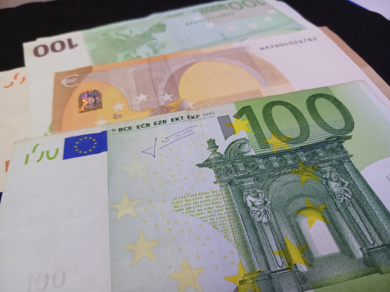 تحرك ضعيف في سعر 100 يورو بالدينار الجزائري في السوق الرسمي والموازي اليوم الجمعة 20 ديسمبر 2024 2 تحرك ضعيف في سعر 100 يورو بالدينار الجزائري في السوق الرسمي والموازي اليوم الجمعة 20 ديسمبر 2024