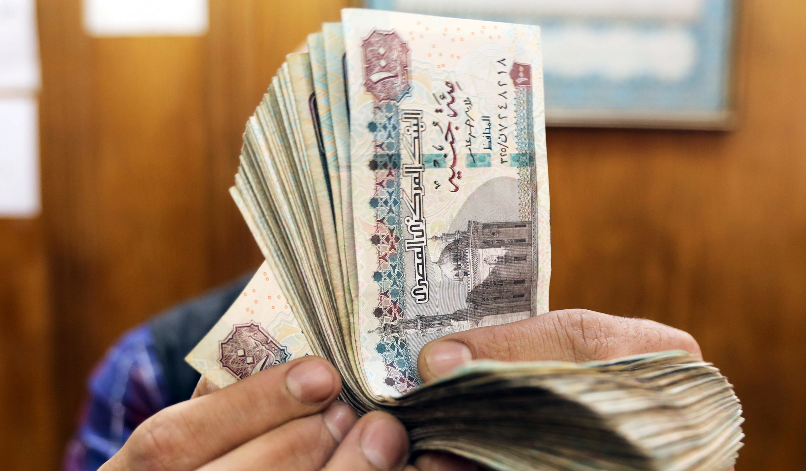 هل سيقوم البنك الأهلي بخفض الفائدة على شهادات الادخار الدولارية في الفترة القادمة؟.. مسؤول من البنك يوضح 2 هل سيقوم البنك الأهلي بخفض الفائدة على شهادات الادخار الدولارية في الفترة القادمة؟.. مسؤول من البنك يوضح