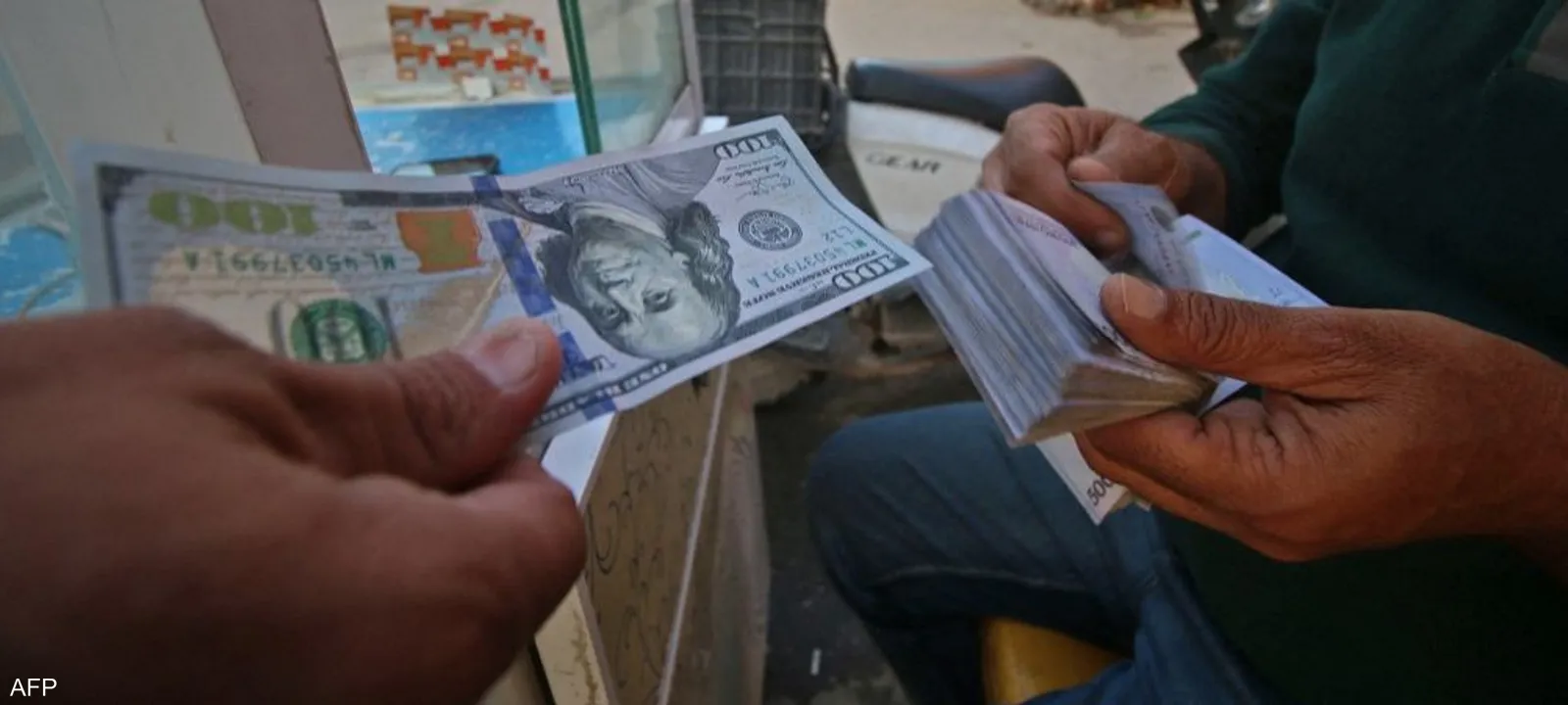 تباين سعري في سعر 100 دولار في العراق اليوم في السوق السوداء في بغداد وأربيل بيع وشراء 2 تباين سعري في سعر 100 دولار في العراق اليوم في السوق السوداء في بغداد وأربيل بيع وشراء