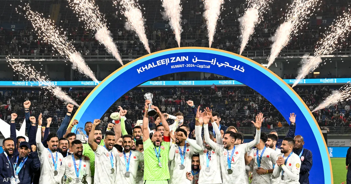 بعد فوز البحرين في "نهائي خليجي 26" محمد بن زايد ومحمد بن راشد يهنئان البلاد بالتتويج بالكأس للمرة الثانية في تاريخه 2 بعد فوز البحرين في “نهائي خليجي 26” محمد بن زايد ومحمد بن راشد يهنئان البلاد بالتتويج بالكأس للمرة الثانية في تاريخه