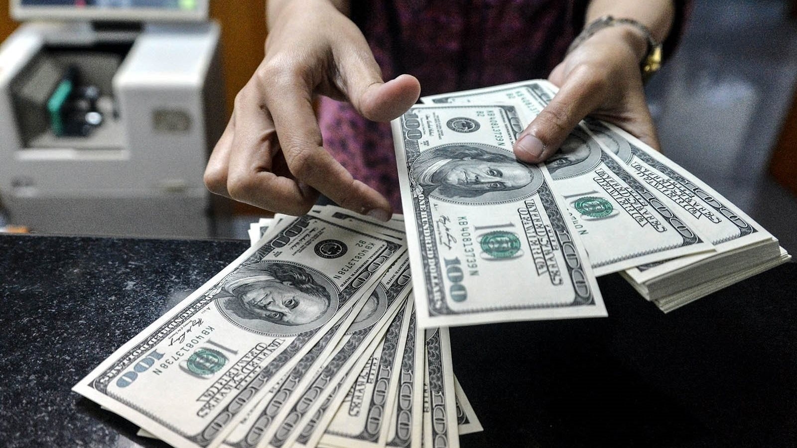 موجة تقلبات جديدة.. سعر الدولار اليوم في بغداد واربيل في السوق السوداء اليوم الجمعة بيع وشراء 2 موجة تقلبات جديدة.. سعر الدولار اليوم في بغداد واربيل في السوق السوداء اليوم الجمعة بيع وشراء