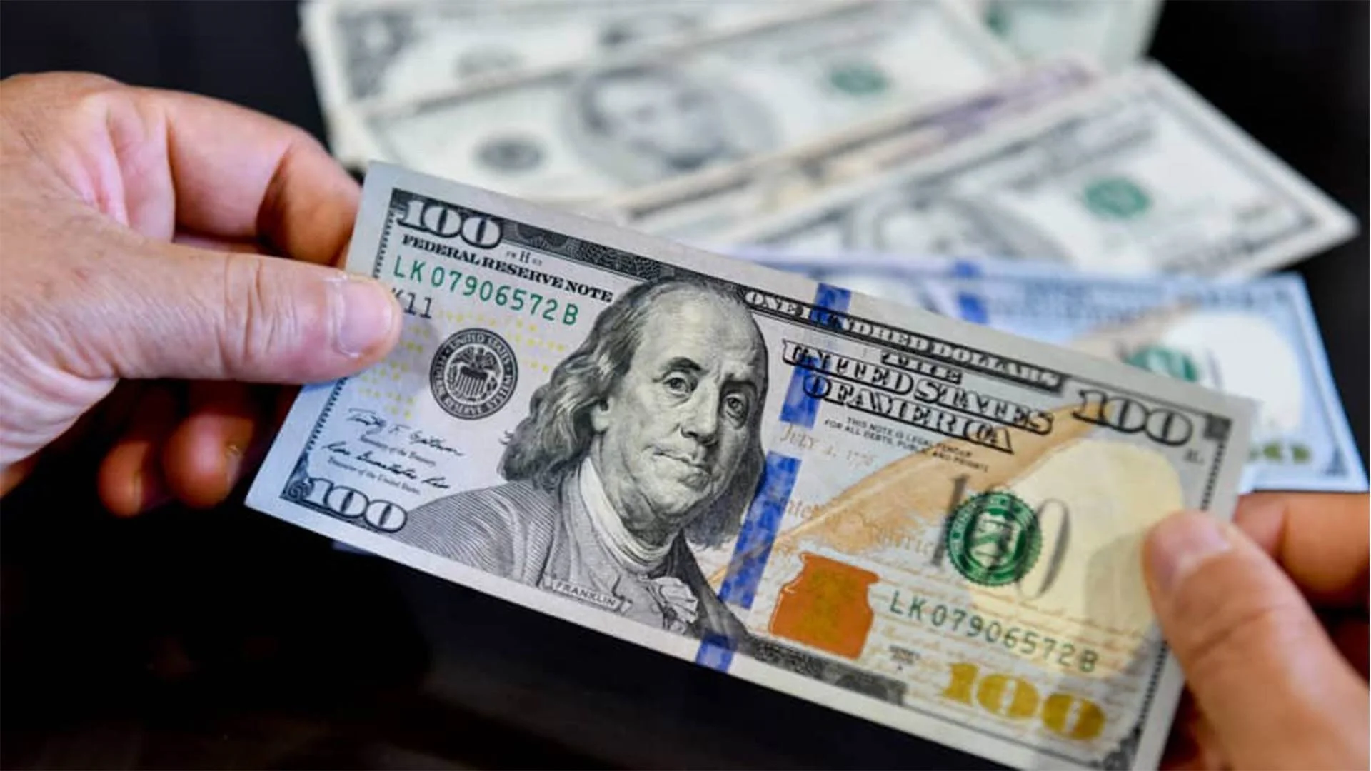 تراجع حاد في سعر 100 دولار في العراق اليوم الأربعاء 1 يناير 2025 في بغداد وأربيل مع بداية عمل البورصة 2 تراجع حاد في سعر 100 دولار في العراق اليوم الأربعاء 1 يناير 2025 في بغداد وأربيل مع بداية عمل البورصة