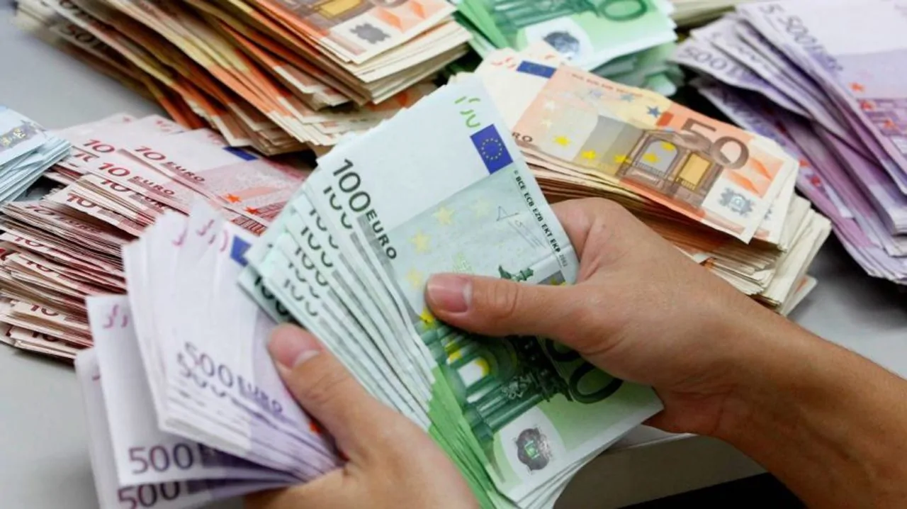 الأورو يشتعل مجددًا.. سعر 100 اورو بالدينار الجزائري في سوق السكوار بيع وشراء اليوم الثلاثاء 14 يناير 2025 2 الأورو يشتعل مجددًا.. سعر 100 اورو بالدينار الجزائري في سوق السكوار بيع وشراء اليوم الثلاثاء 14 يناير 2025