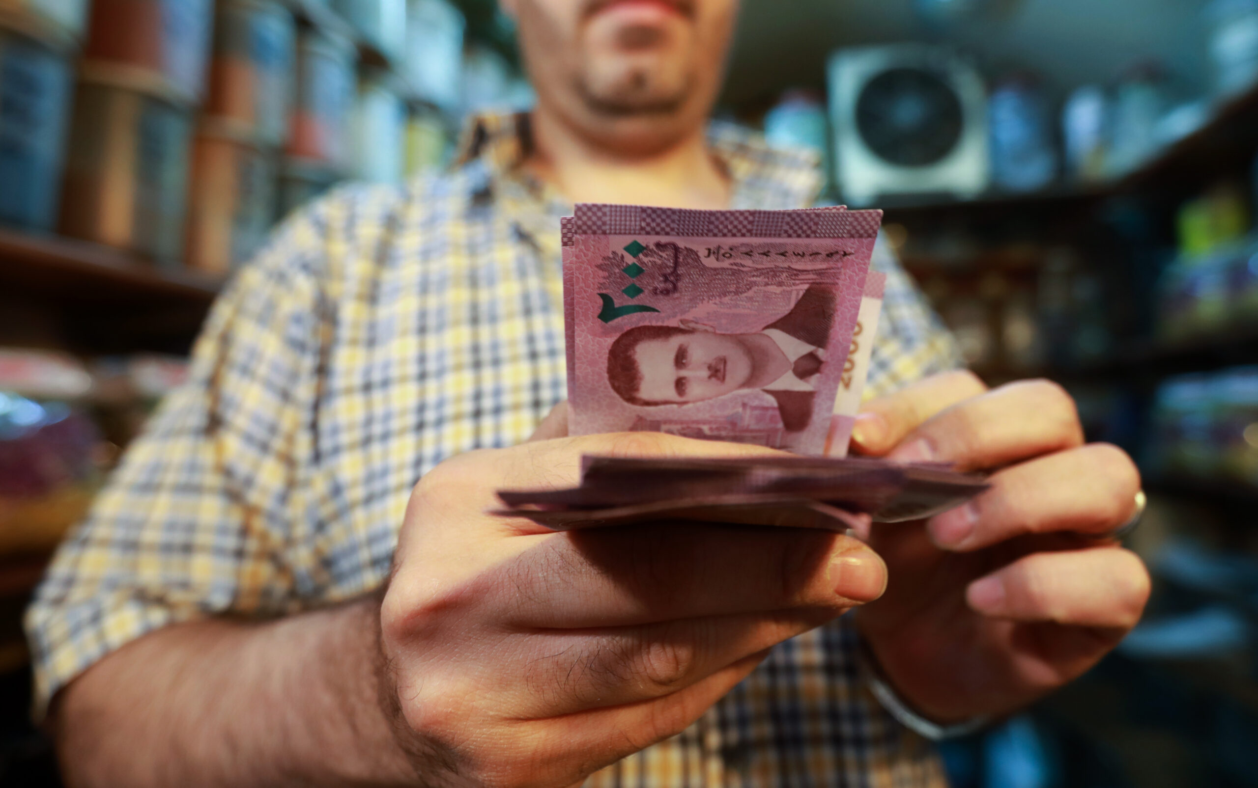 تحديات اقتصادية جديدة.. سعر الدولار والليرة التركية في السوق السوداء سوريا اليوم الأحد 5 يناير 2025 2 تحديات اقتصادية جديدة.. سعر الدولار والليرة التركية في السوق السوداء سوريا اليوم الأحد 5 يناير 2025