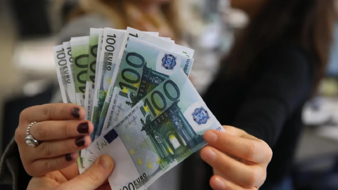 تأرجح حاد.. استقرار سعر 100 يورو بالدينار الجزائري اليوم في السوق الرسمي وانخفاضها في الموازي 2 تأرجح حاد.. استقرار سعر 100 يورو بالدينار الجزائري اليوم في السوق الرسمي وانخفاضها في الموازي