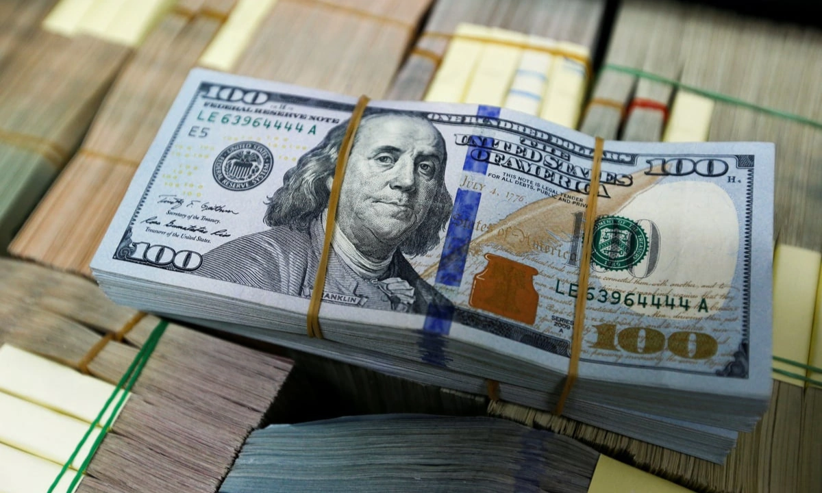 تعاملات غير مستقرة.. انخفاض سعر 100 دولار في العراق اليوم في السوق السوداء في بغداد وثباتها في أربيل 2 تعاملات غير مستقرة.. انخفاض سعر 100 دولار في العراق اليوم في السوق السوداء في بغداد وثباتها في أربيل