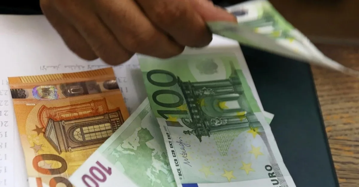 الاوروبي ضارب في العالي.. سعر 100 يورو مقابل الدينار الجزائري في السوق السوداء اليوم يسجل مستويات غير متوقعة بين تجار ومستثمرين 2 الاوروبي ضارب في العالي.. سعر 100 يورو مقابل الدينار الجزائري في السوق السوداء اليوم يسجل مستويات غير متوقعة بين تجار ومستثمرين