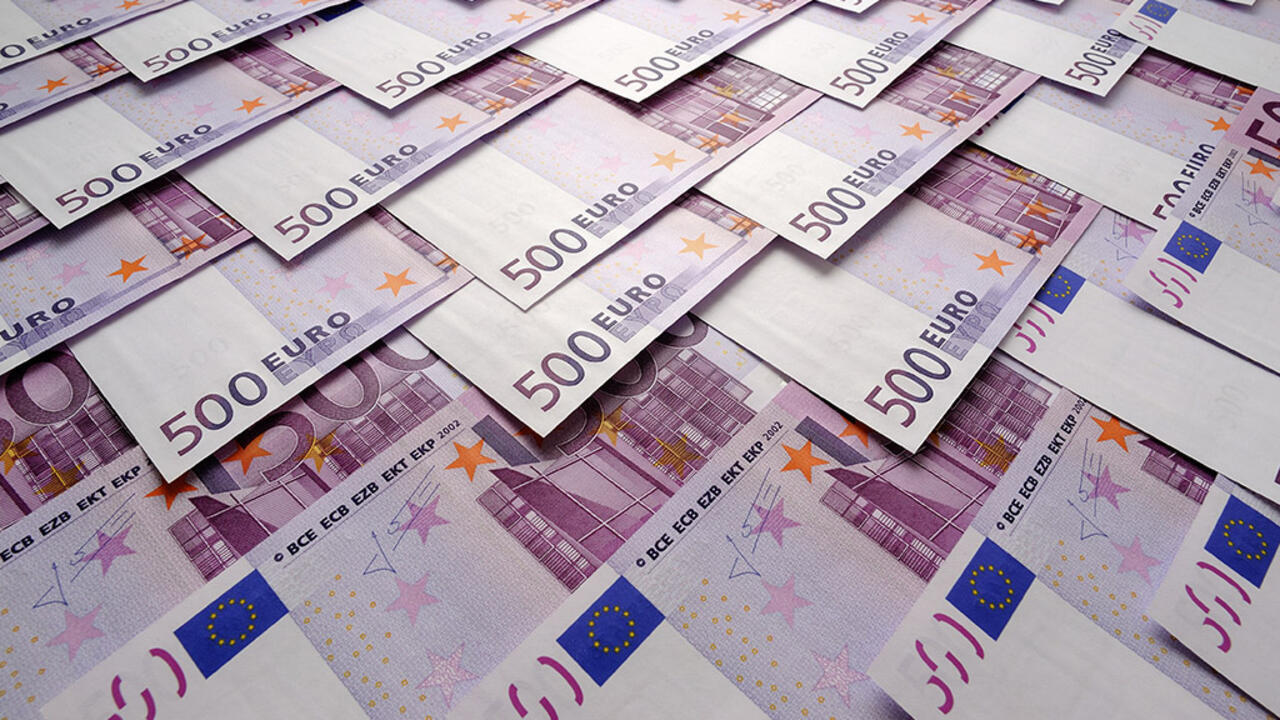 الأورو ولع في السكوار.. سعر 100 اورو بالدينار الجزائري في سوق السكوار بيع وشراء اليوم 15 فيفري 2 الأورو ولع في السكوار.. سعر 100 اورو بالدينار الجزائري في سوق السكوار بيع وشراء اليوم 15 فيفري