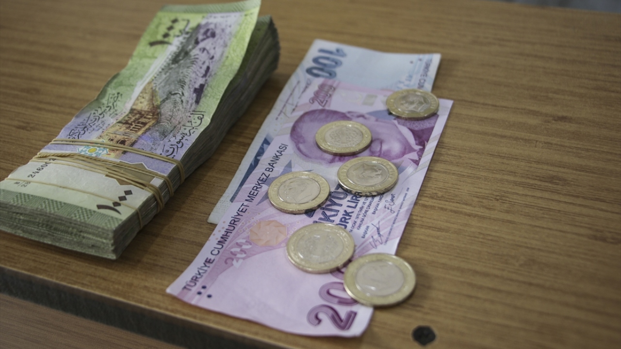 "هبوط غير متوقع للدولار" .. سعر الدولار مقابل الليرة السورية في السوق السوداء اليوم يشهد انخفاض مفاجئ وسط ترقب لمزيد من التراجعات 2 “هبوط غير متوقع للدولار” .. سعر الدولار مقابل الليرة السورية في السوق السوداء اليوم يشهد انخفاض مفاجئ وسط ترقب لمزيد من التراجعات