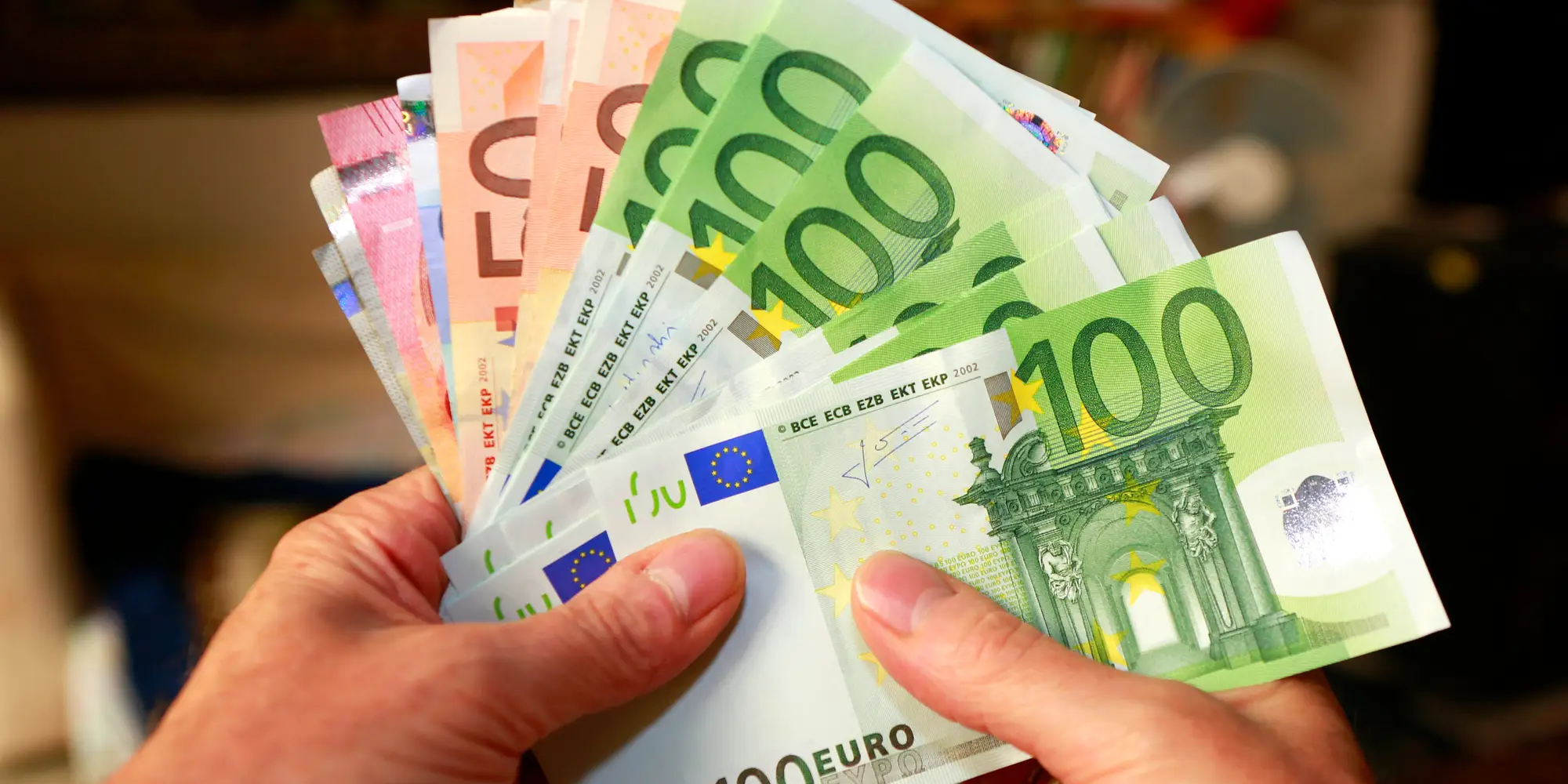اشتعال العملة المحلية".. سعر اليورو مقابل الدينار الجزائري في السوق السوداء (السكوار) اليوم يثير الجدال وسط ترقب حذر لتوقع الاسعار 2 اشتعال العملة المحلية”.. سعر اليورو مقابل الدينار الجزائري في السوق السوداء (السكوار) اليوم يثير الجدال وسط ترقب حذر لتوقع الاسعار