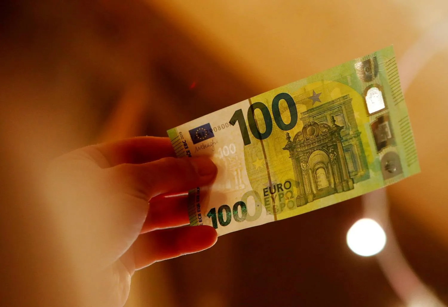 الأسواق ولعت.. سعر 100 اورو بالدينار الجزائري في سوق السكوار في البيع والشراء اليوم 18 فيفري 2025 2 الأسواق ولعت.. سعر 100 اورو بالدينار الجزائري في سوق السكوار في البيع والشراء اليوم 18 فيفري 2025