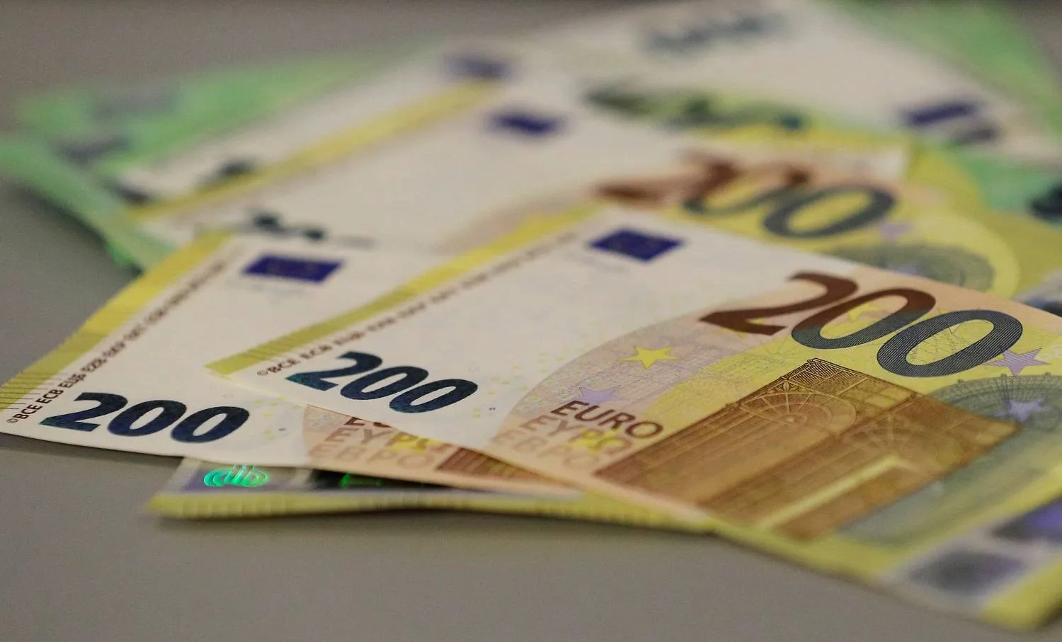 اشتعال السكوار الآن.. سعر اليورو اليوم مقابل الدينار الجزائري في الرسمي والموازي 15 فيفري 2 اشتعال السكوار الآن.. سعر اليورو اليوم مقابل الدينار الجزائري في الرسمي والموازي 15 فيفري