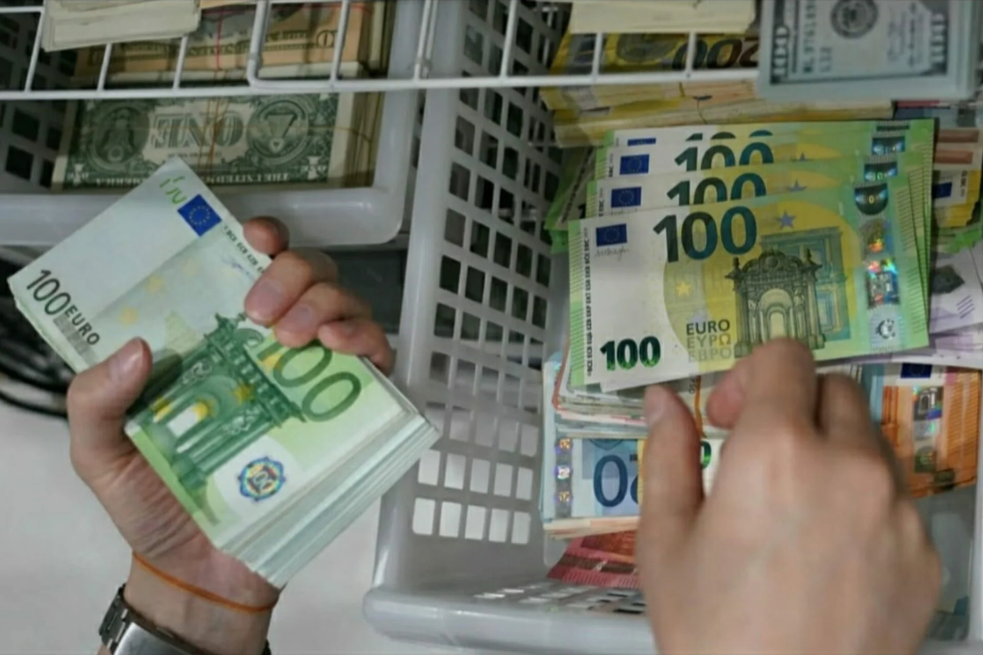 تماسك الأسواق.. سعر الدرهم المغربي اليوم مقابل الأورو والدولار في بداية التداولات الصباحية 2 تماسك الأسواق.. سعر الدرهم المغربي اليوم مقابل الأورو والدولار في بداية التداولات الصباحية