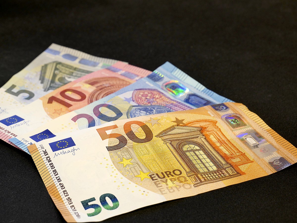 الأوروبي يتجاوز التوقعات .. سعر اليورو مقابل الدينار الجزائري في السوق السوداء اليوم يشهد ارتفاع مفاجئ ويثير القلق في بورصة السكوار 2 الأوروبي يتجاوز التوقعات .. سعر اليورو مقابل الدينار الجزائري في السوق السوداء اليوم يشهد ارتفاع مفاجئ ويثير القلق في بورصة السكوار