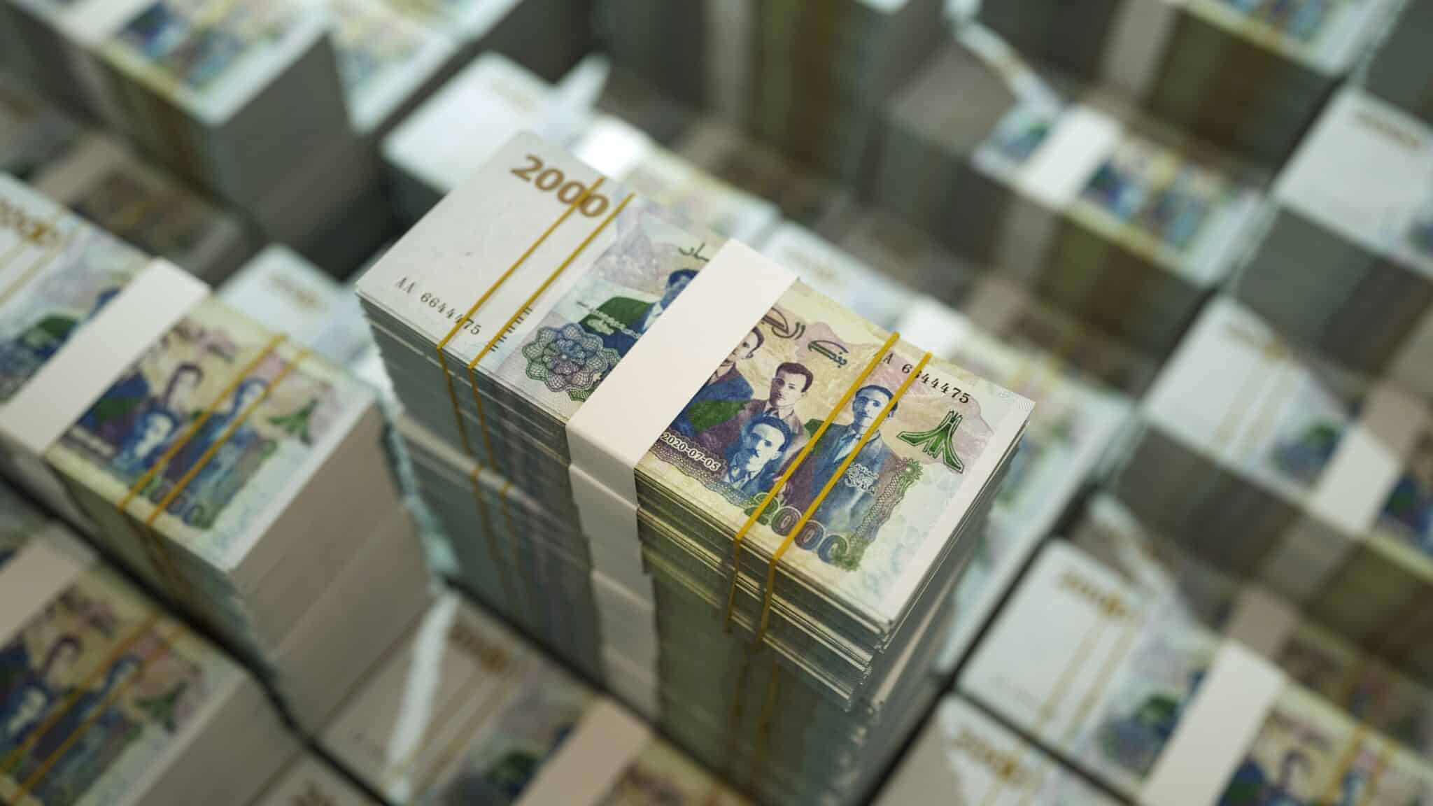 العملة تشتعل.. سعر 100 اورو بالدينار الجزائري في سوق السكوار في البيع والشراء اليوم في التداولات 2 العملة تشتعل.. سعر 100 اورو بالدينار الجزائري في سوق السكوار في البيع والشراء اليوم في التداولات