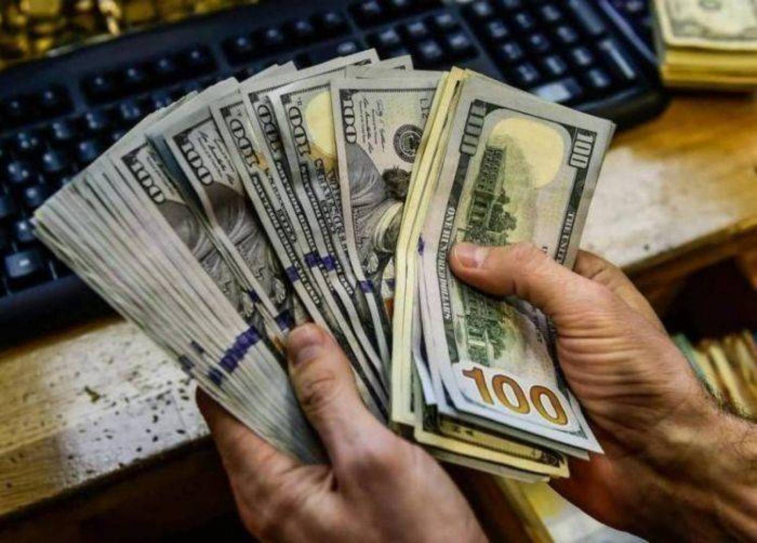 قفزة سعرية جديدة.. سعر 100 دولار في العراق اليوم في السوق السوداء في بغداد وأربيل بيع وشراء مع بداية التداولات 2 قفزة سعرية جديدة.. سعر 100 دولار في العراق اليوم في السوق السوداء في بغداد وأربيل بيع وشراء مع بداية التداولات