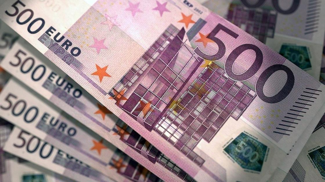 انفجار الأسعار في السكوار .. سعر اليورو مقابل الدينار الجزائري اليوم يصدم السوقين السوداء والمحلي ويتجاوز التوقعات 2 انفجار الأسعار في السكوار .. سعر اليورو مقابل الدينار الجزائري اليوم يصدم السوقين السوداء والمحلي ويتجاوز التوقعات