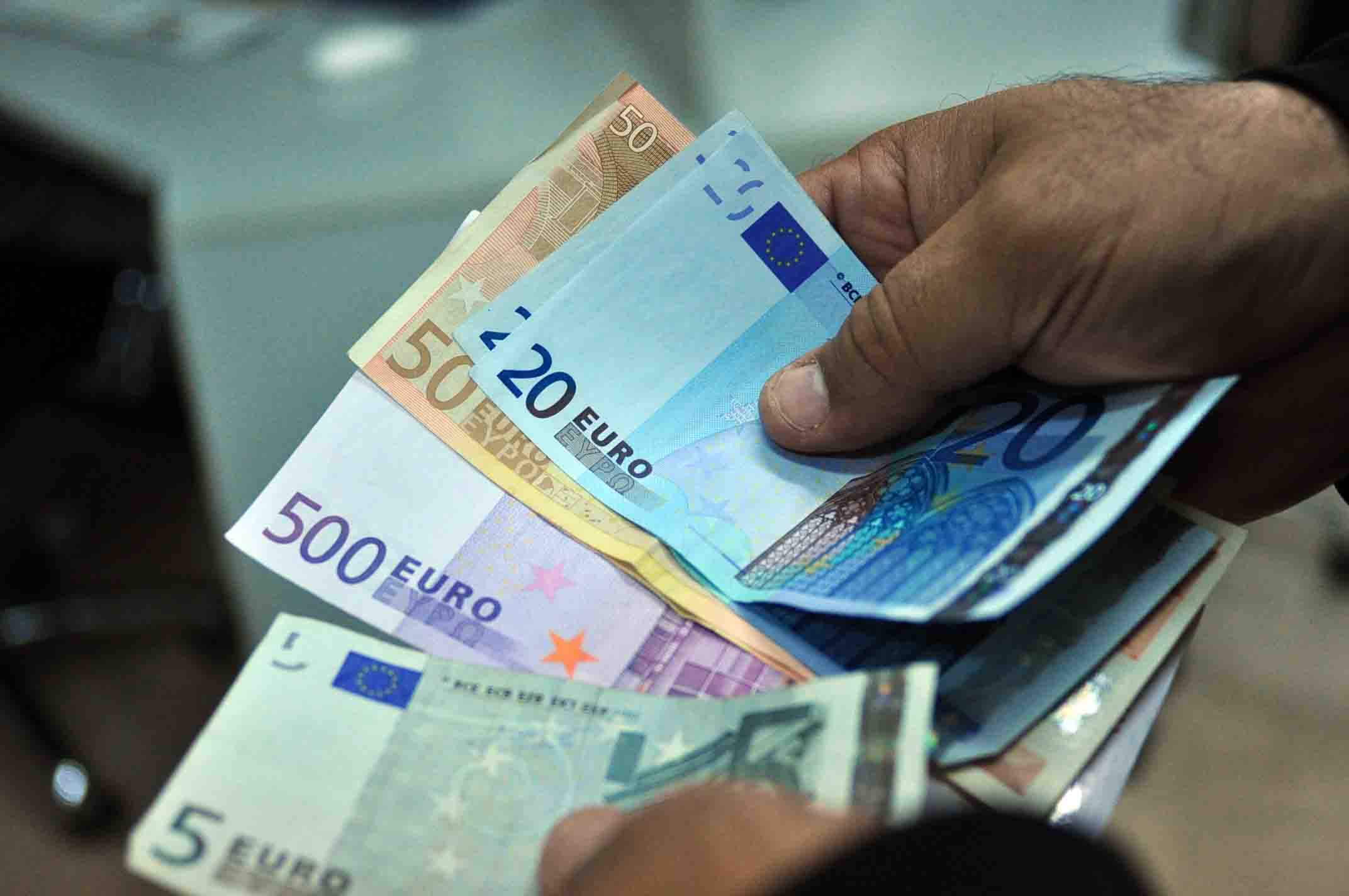 تفاوت سعري.. سعر اليورو اليوم مقابل الدينار الجزائري في الرسمي والموازي اليوم في عمليات البيع والشراء 2 تفاوت سعري.. سعر اليورو اليوم مقابل الدينار الجزائري في الرسمي والموازي اليوم في عمليات البيع والشراء