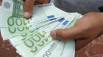 سعر 100 اورو بالدينار الجزائري في سوق السكوار 1