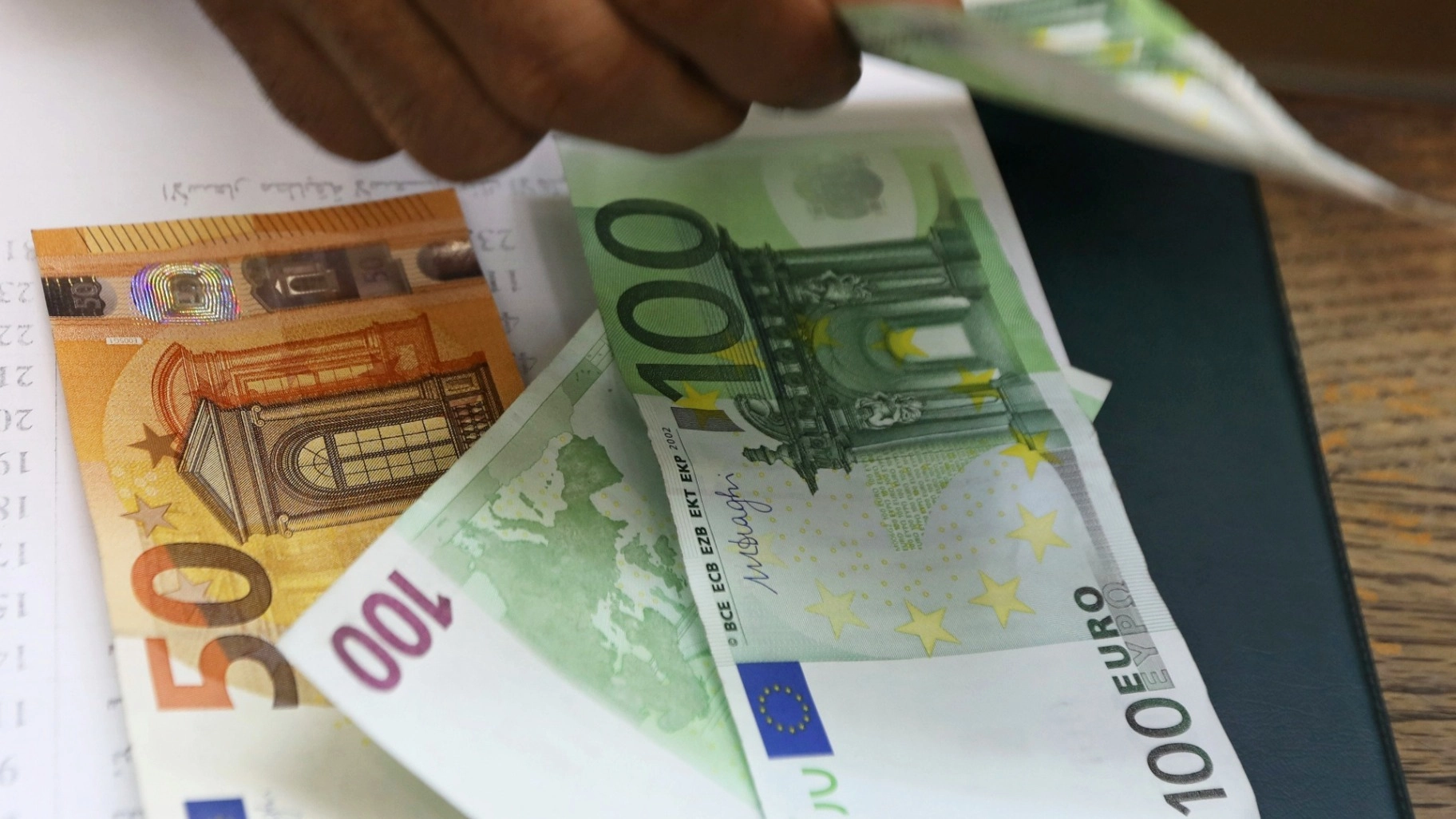 أرقام جديدة اليوم.. سعر 100 اورو بالدينار الجزائري في سوق السكوار بيع وشراء مع بداية التعاملات 2 أرقام جديدة اليوم.. سعر 100 اورو بالدينار الجزائري في سوق السكوار بيع وشراء مع بداية التعاملات