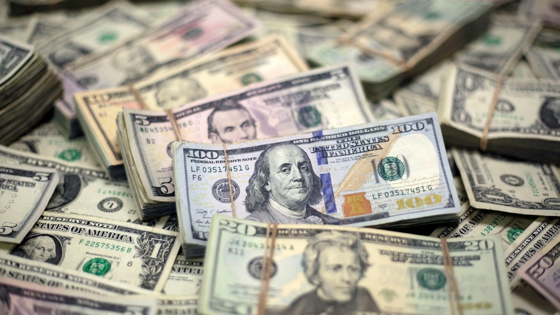 تذبذب غير مسبوق.. سعر الدولار اليوم في بغداد واربيل في السوق السوداء في البيع والشراء بعد التراجع الأخير 2 تذبذب غير مسبوق.. سعر الدولار اليوم في بغداد واربيل في السوق السوداء في البيع والشراء بعد التراجع الأخير