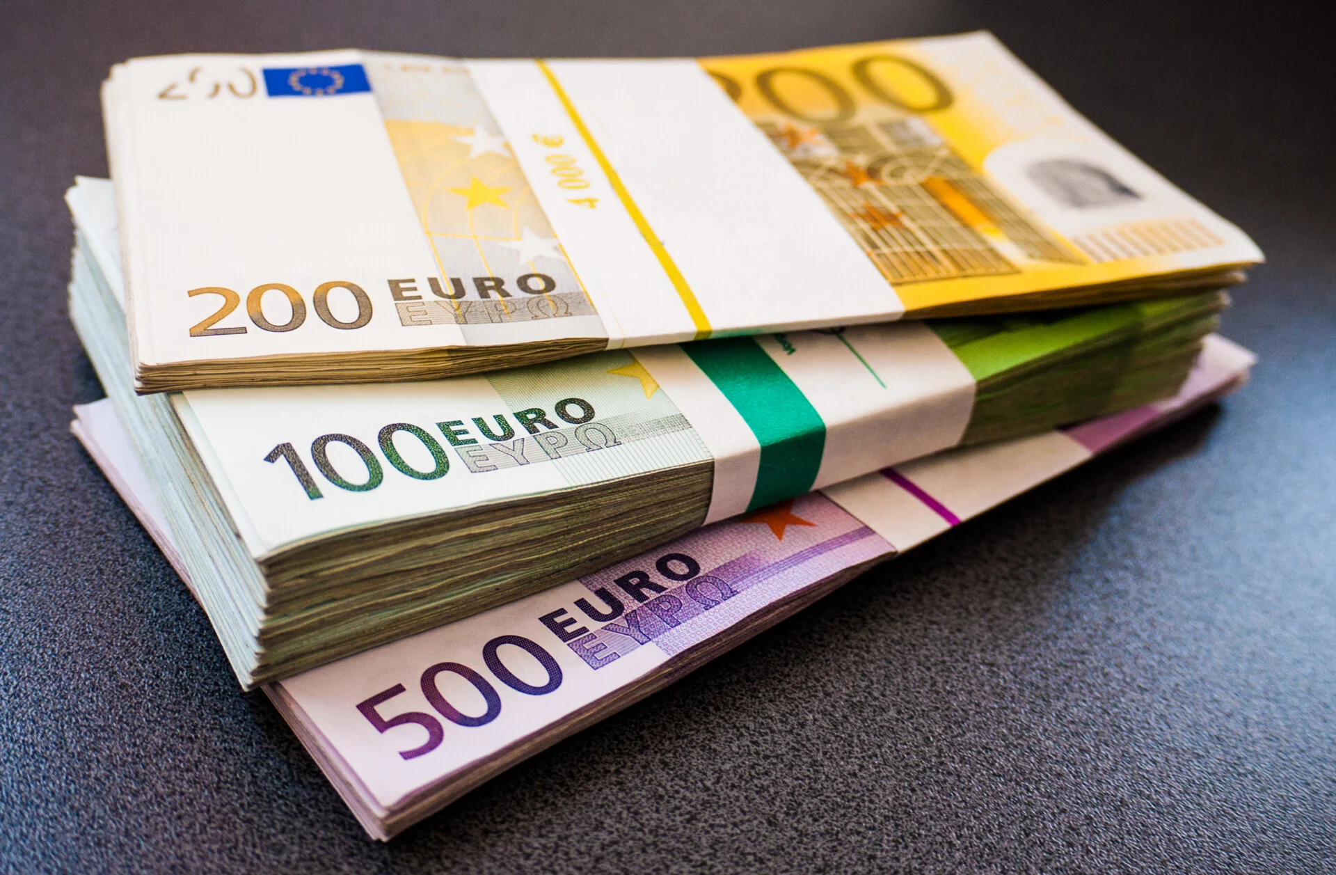 طار في العالي.. سعر 100 اورو بالدينار الجزائري في سوق السكوار اليوم 12 فيفري 2025 2 طار في العالي.. سعر 100 اورو بالدينار الجزائري في سوق السكوار اليوم 12 فيفري 2025