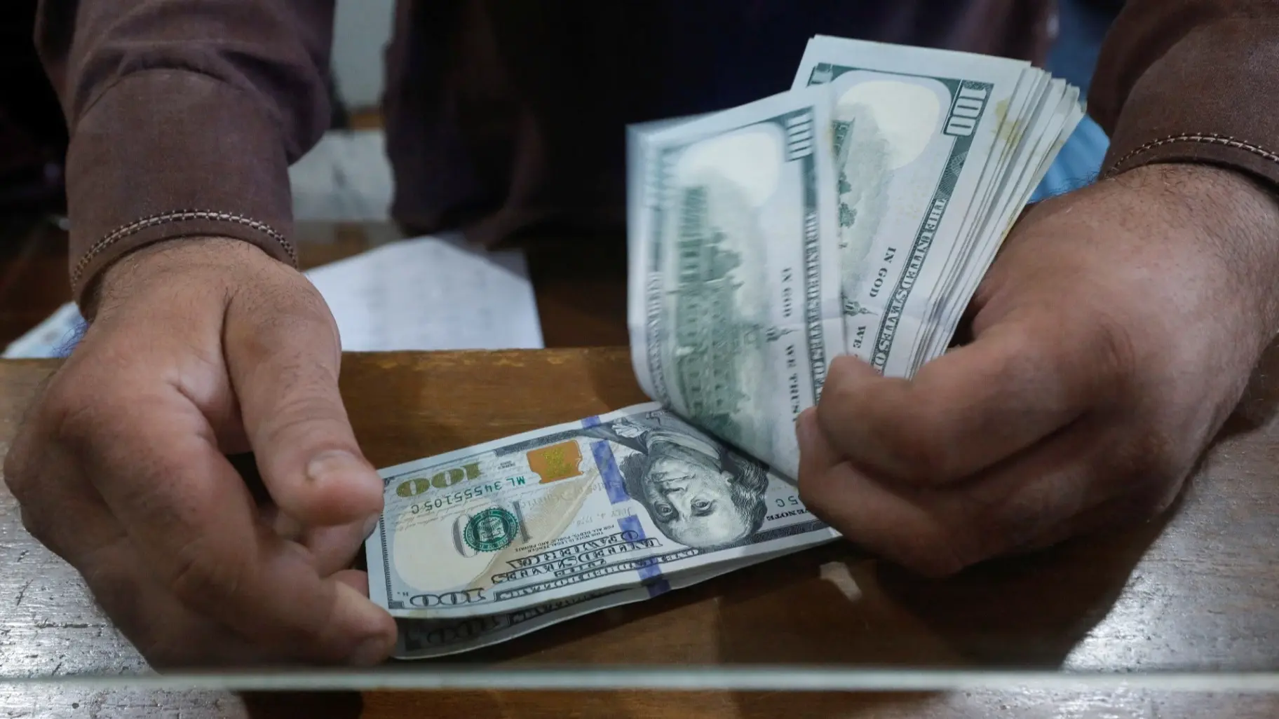 الأسواق مشتعلة.. سعر 100 دولار في العراق اليوم في السوق السوداء بيع وشرء ببغداد وأربيل 15 شباط 2025 2 الأسواق مشتعلة.. سعر 100 دولار في العراق اليوم في السوق السوداء بيع وشرء ببغداد وأربيل 15 شباط 2025
