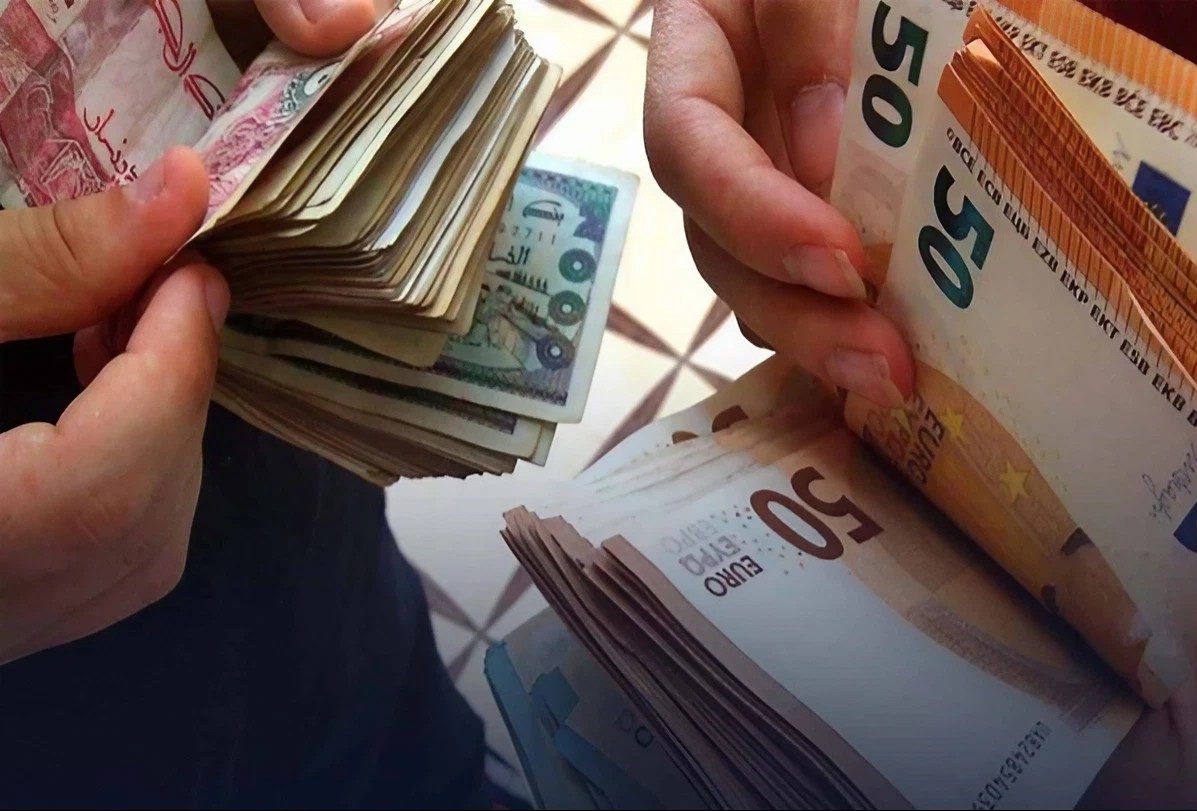 ارتفاع مفاجئ في سعر 100 اورو بالدينار الجزائري في سوق السكوار في عمليات البيع والشراء اليوم 2 ارتفاع مفاجئ في سعر 100 اورو بالدينار الجزائري في سوق السكوار في عمليات البيع والشراء اليوم