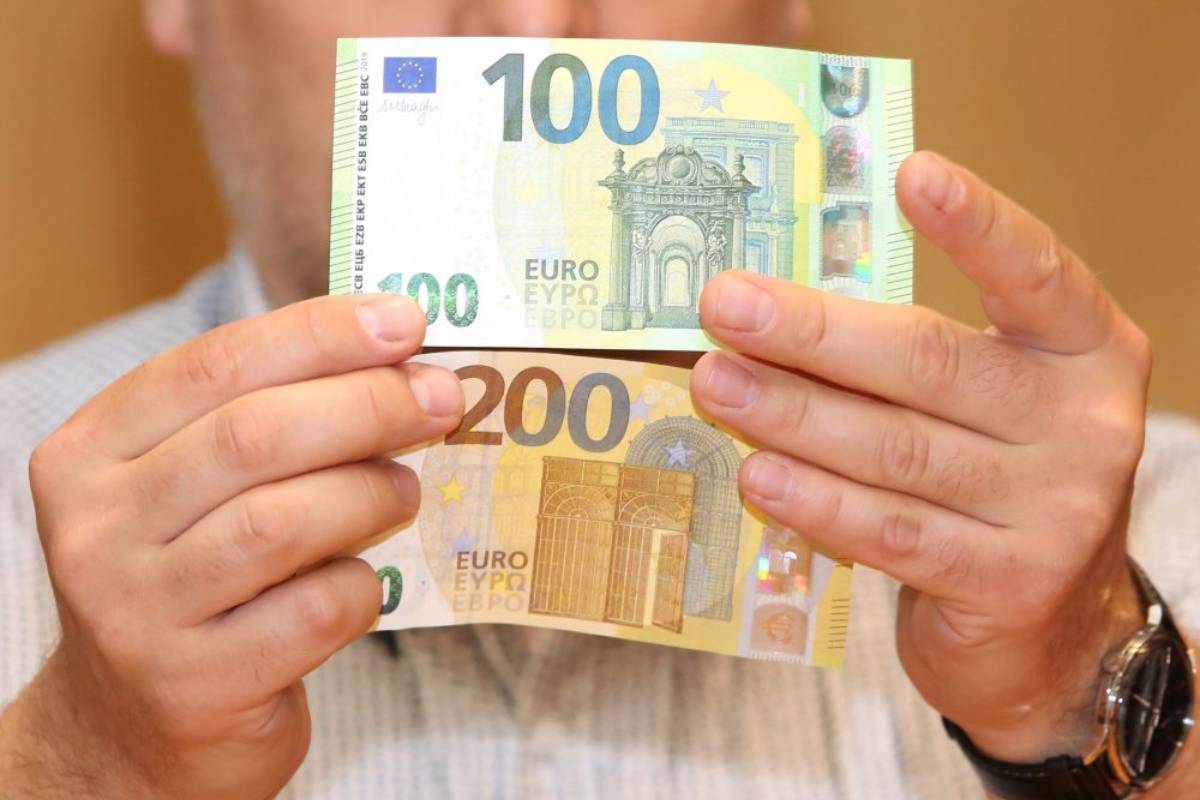 الاورو طار في العالي... سعر اليورو بالدينار الجزائري في السوق السوداء اليوم تباين بين العرض والطلب في سكوار الجزائر 2 الاورو طار في العالي… سعر اليورو بالدينار الجزائري في السوق السوداء اليوم تباين بين العرض والطلب في سكوار الجزائر